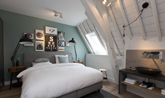 MEDIUM ROOM